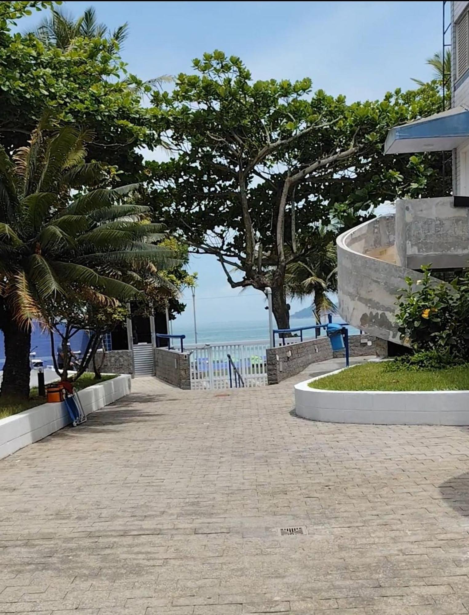 F1 Pe Na Areia: Beachfront With Sea Views In Guaruja